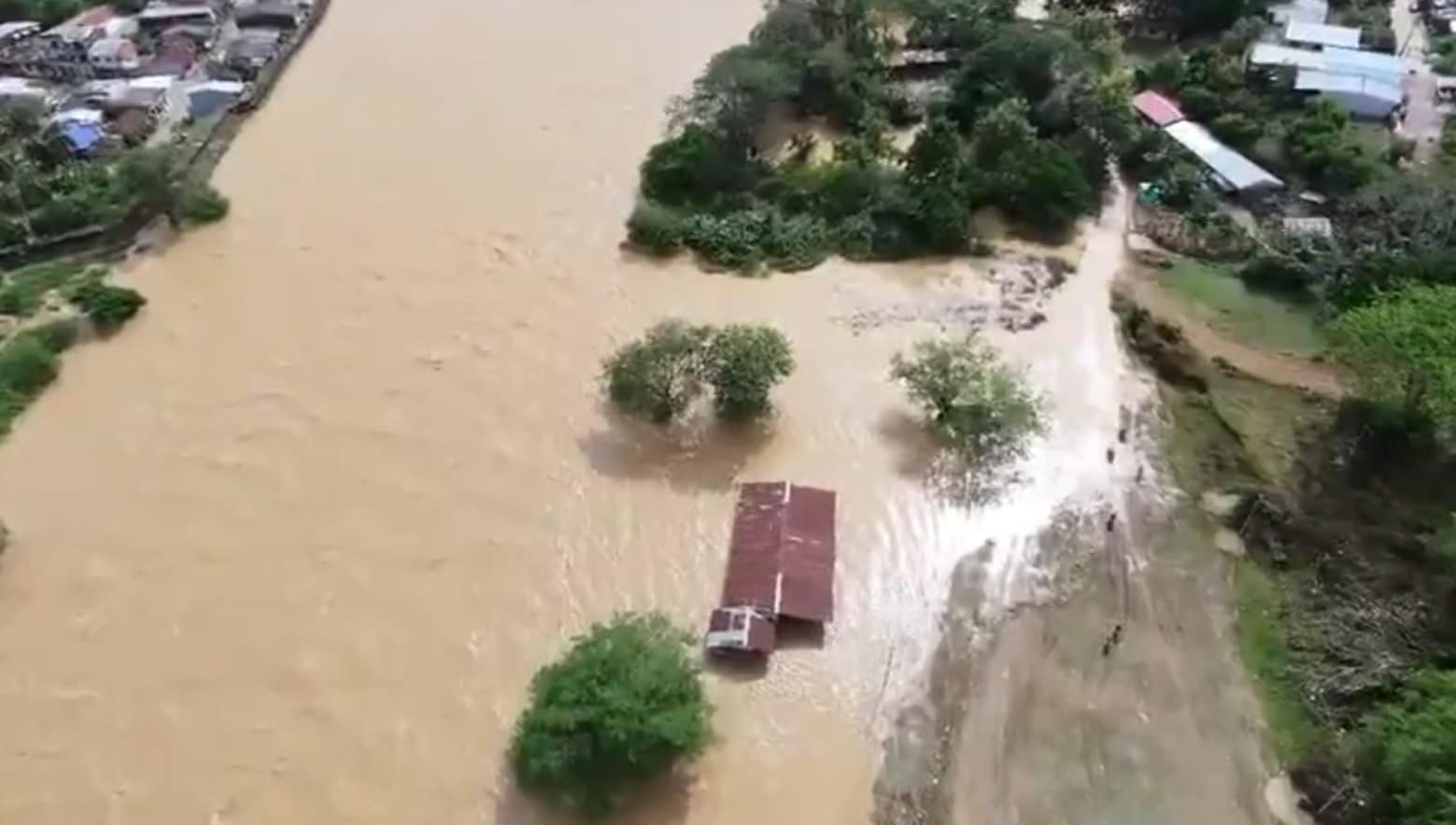 Reportan inundaciones en zona comercial de Tarazá 