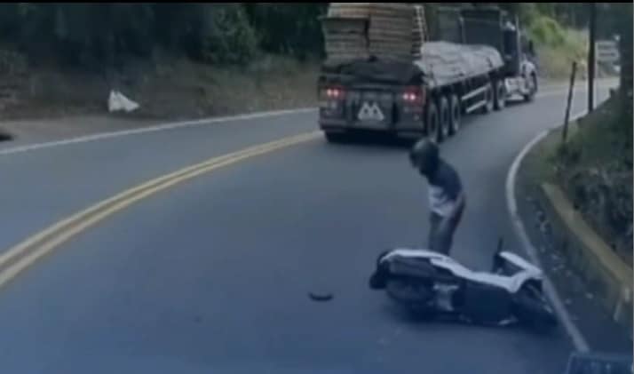Se salvó de milagro: conductor de moto por poco es arrollado por un camión 
