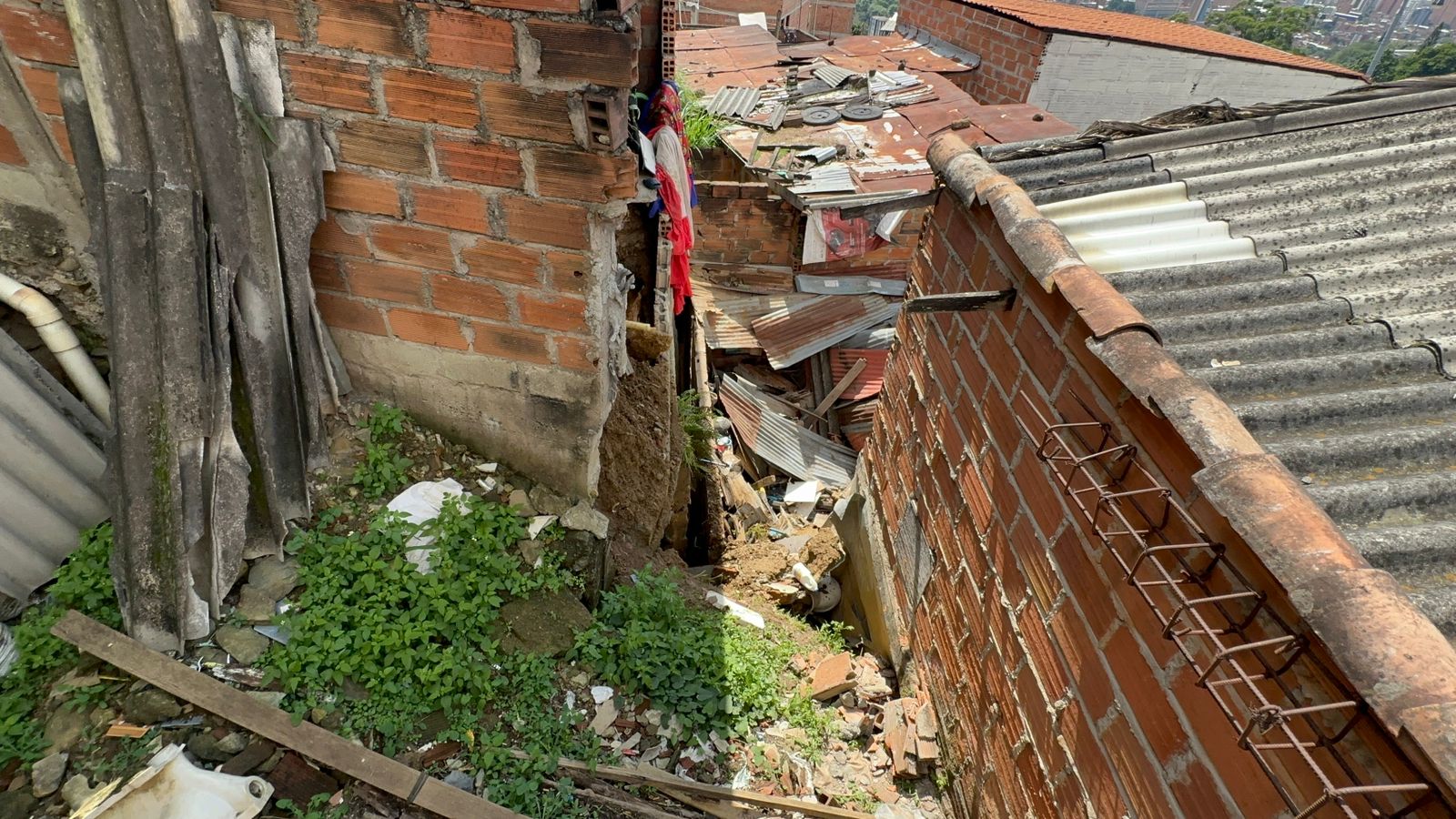 Vivienda colapsó en el barrio El Pinal; seis familias ya habían sido evacuadas 
