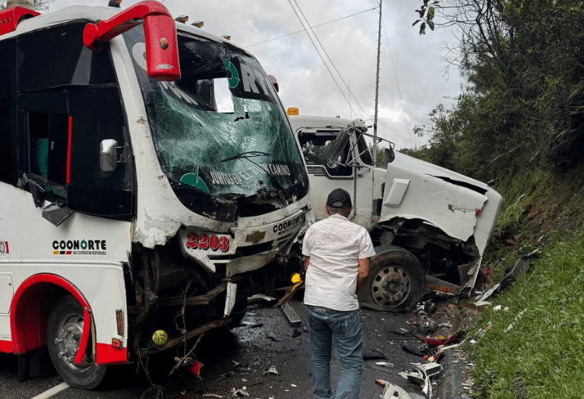 Aparatoso accidente en la vía Medellín-Costa Atlántica deja cuatro heridos