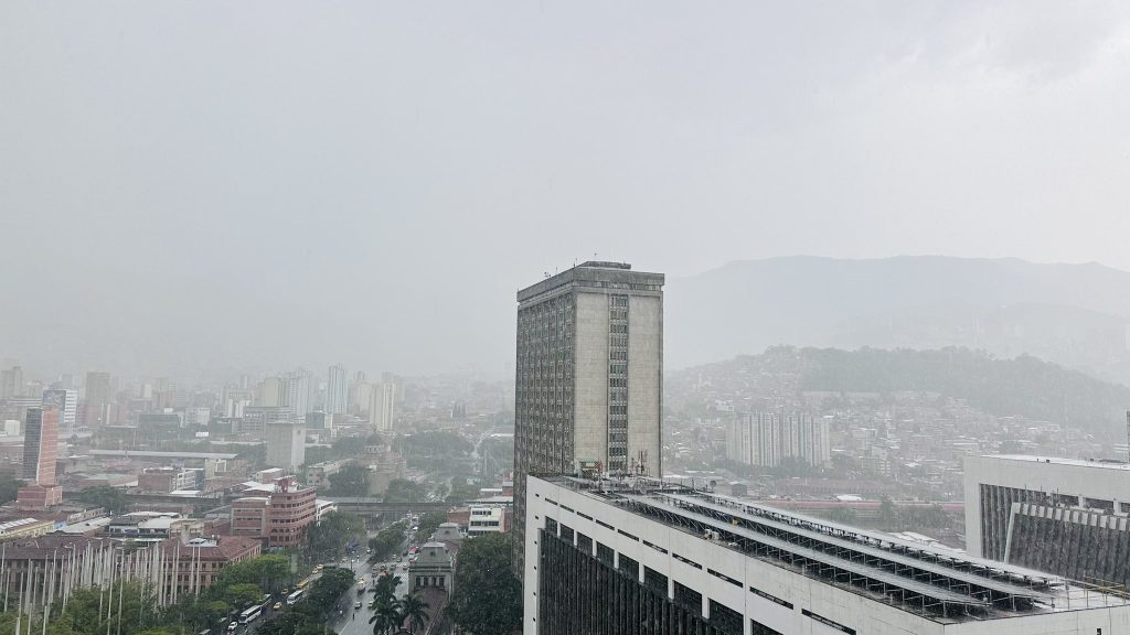 Fuerte aguacero en Medellín durante la tarde de este lunes