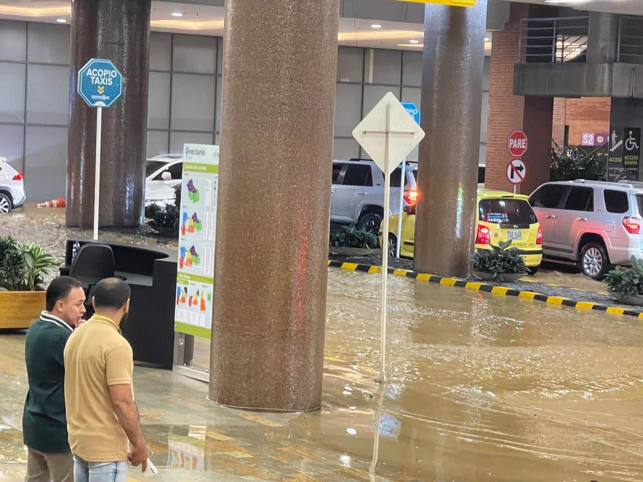 Por fuerte aguacero en Medellín hay inundaciones y árboles caídos