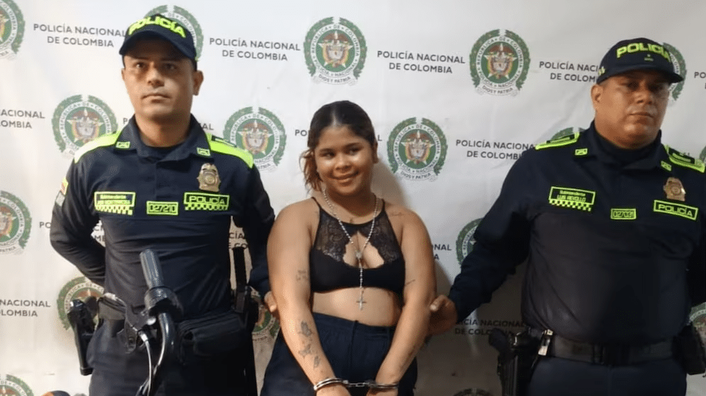 ¿Descaro? Capturada sonrió y posó para la foto: el video es viral