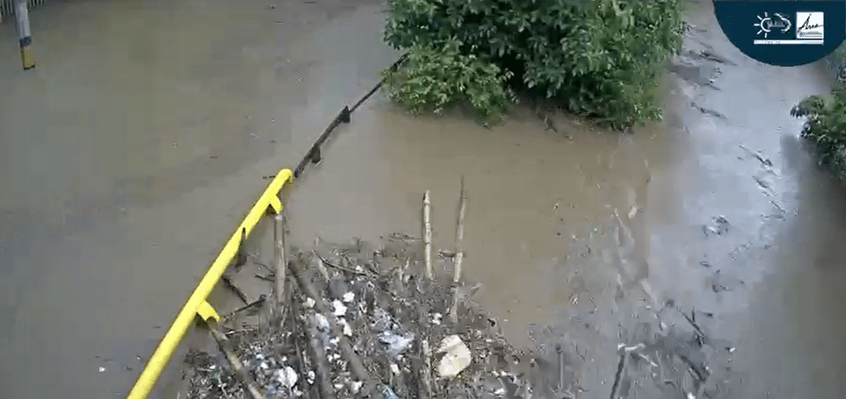 Así se creció la quebrada La Presidenta durante el aguacero que causó estragos en Medellín