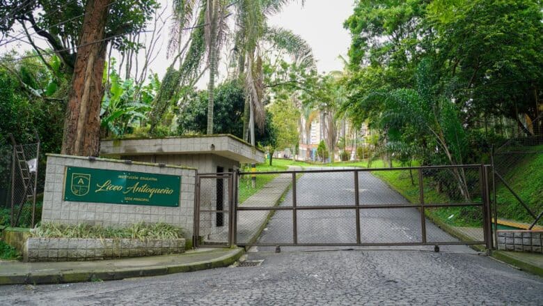 Emotivo reencuentro de jóvenes sobrevivientes de la excursión del Liceo Antioqueño de Bello