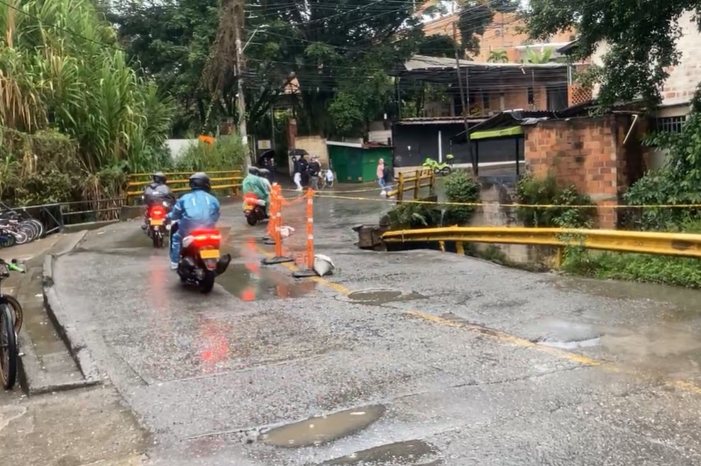 Cierre del puente sobre la quebrada La Limona en Itagüí por colapso estructural