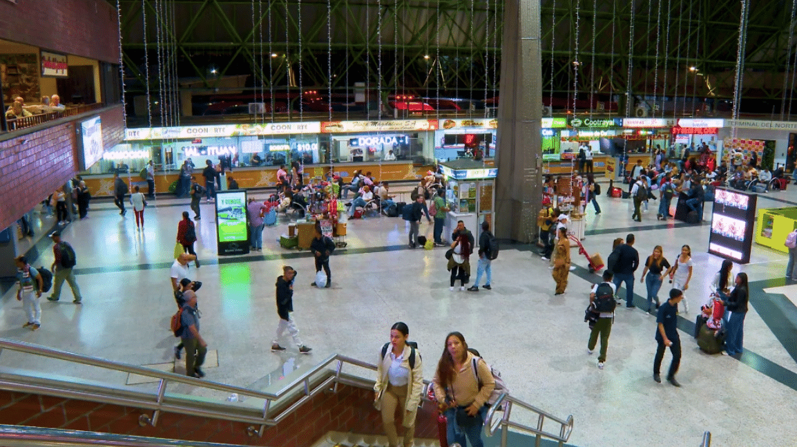 Miles de viajeros regresan a Medellín durante este lunes festivo