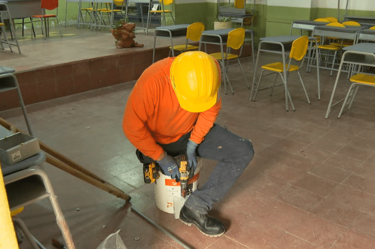 A William no lo detiene su discapacidad física para ser el mejor electricista