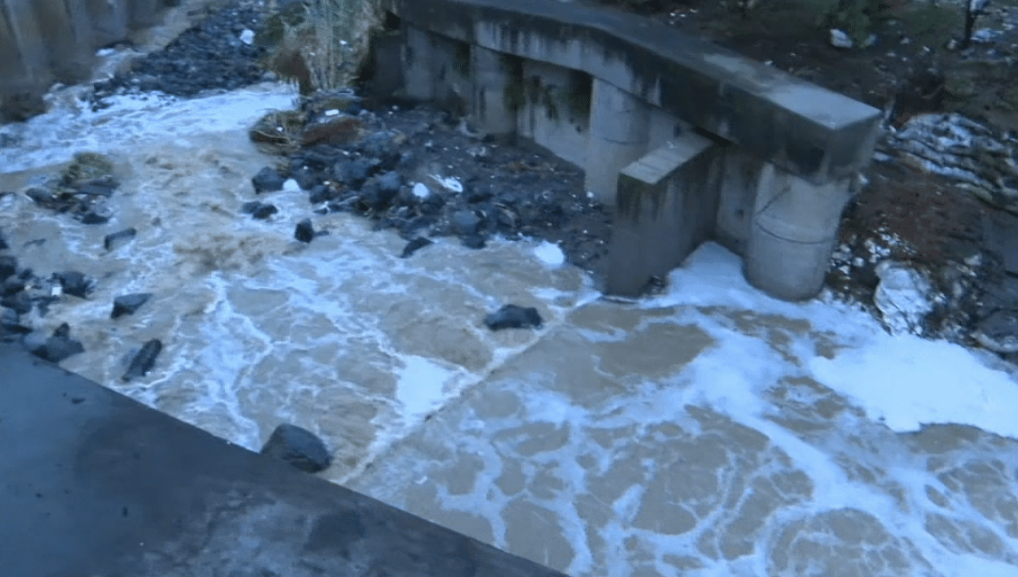 Fuertes lluvias provocan desbordamiento de quebrada en Medellín y Bello