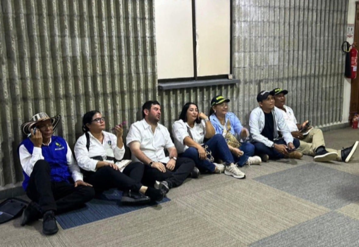 Alcaldes de Córdoba esperaron a Petro por horas y no los atendió