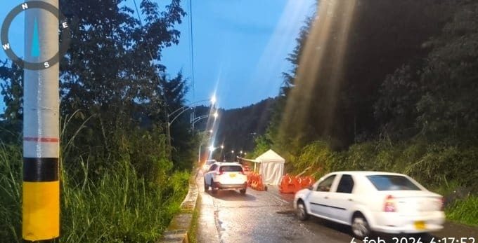 Cierre temporal de la vía Santa Elena por derrumbes