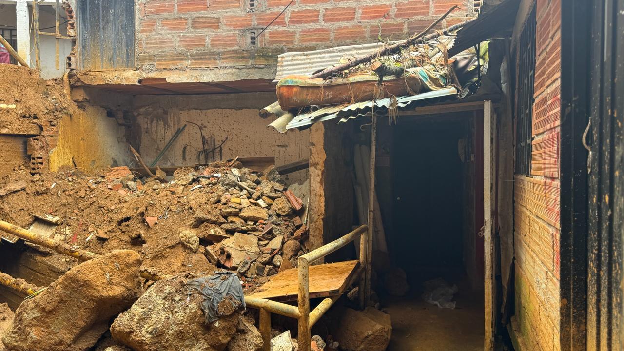 Avanza la demolición de estructuras priorizadas en Villatina