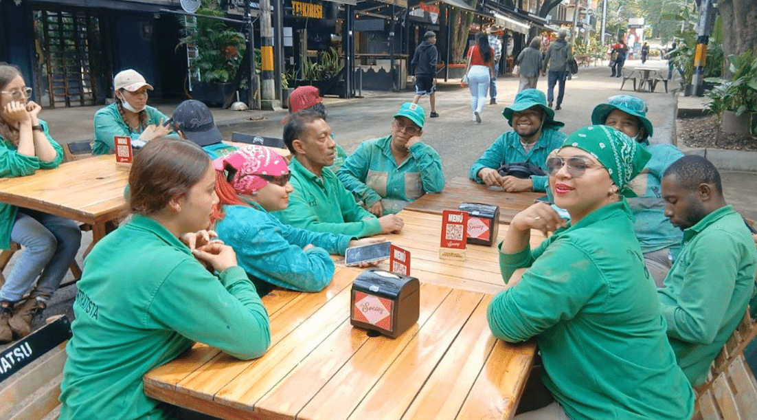 Comerciantes y vecinos de El Poblado ayudaron a operarios para reparar calle dañada por lluvias