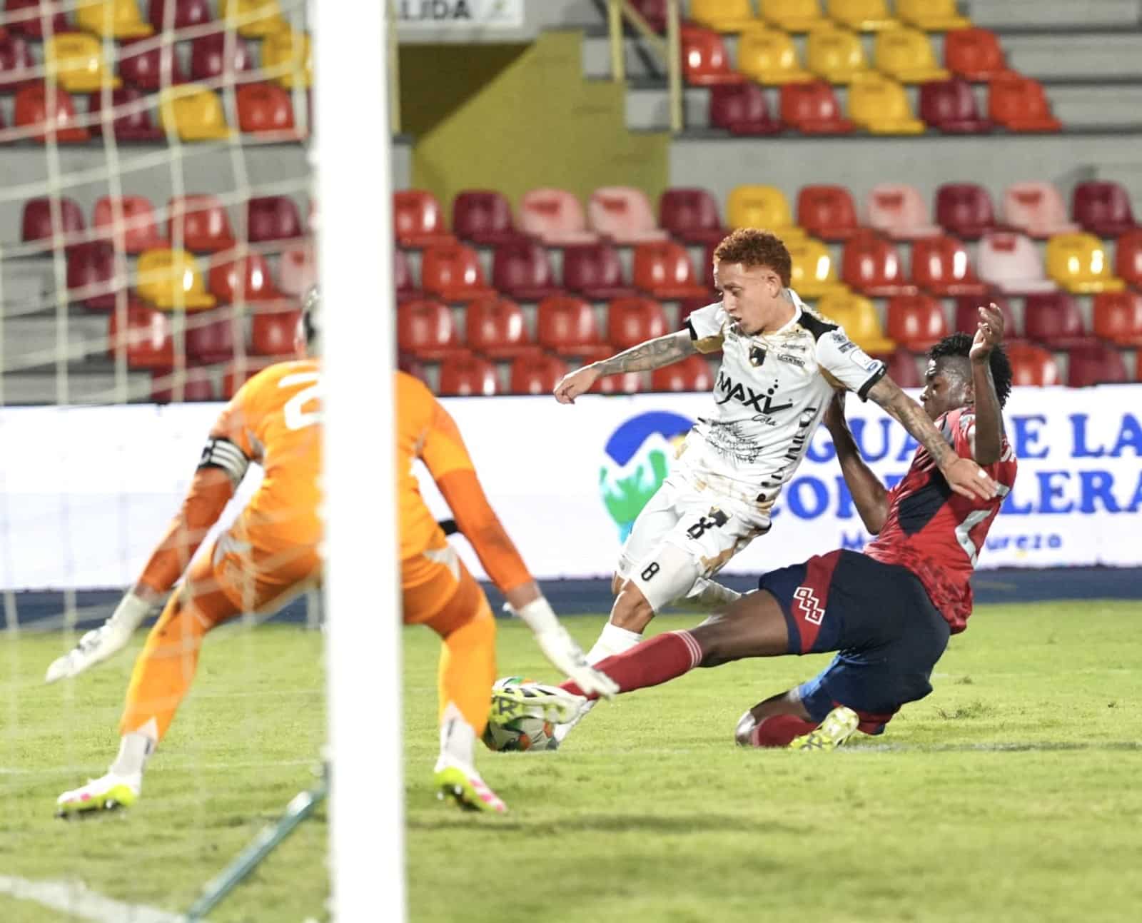 Con polémicas arbitrales, al DIM le empataron el partido al último minuto ante Llaneros