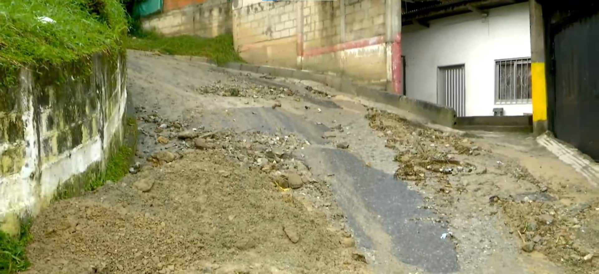 Desbordamiento de la quebrada La Bermeja en La Estrella causa evacuaciones