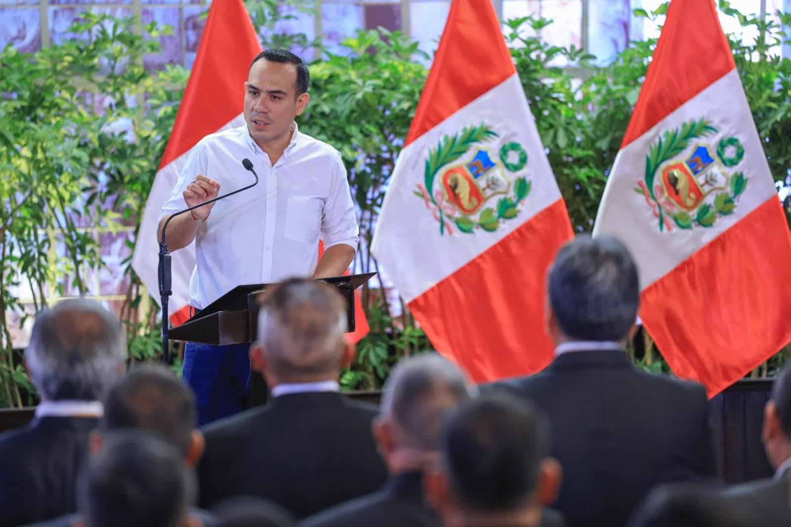 Destituyen al presidente de Perú tras apenas cuatro meses de gobierno