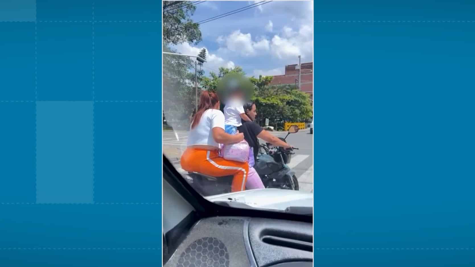 Video registró la imprudencia de mujer al llevar una niña de pie y sin casco en una moto