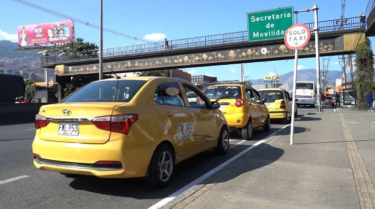 Entró en vigencia cobro de nueva tarifa de taxis en Medellín y esto dijo la gente del incremento