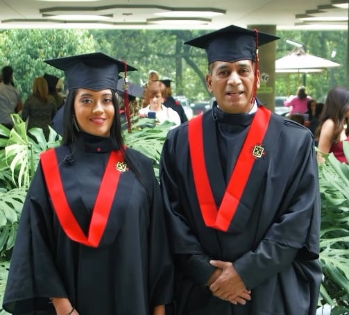 Este padre se convirtió en los ojos de su hija y la acompañó a graduarse en la universidad