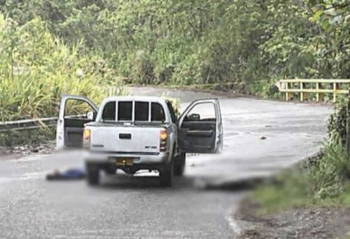 Investigan el triple homicidio de hombres que se movilizaban en una camioneta en Titiribí