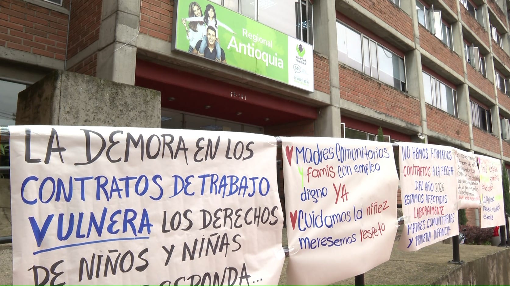 Madres comunitarias del ICBF protestan por más de 200 niños sin atención en los hogares