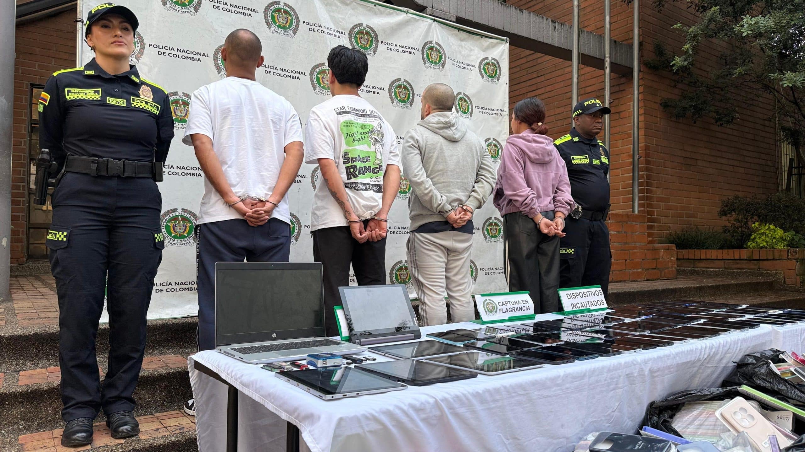 Operativo contra negocios donde venden celulares robados en el Ópera