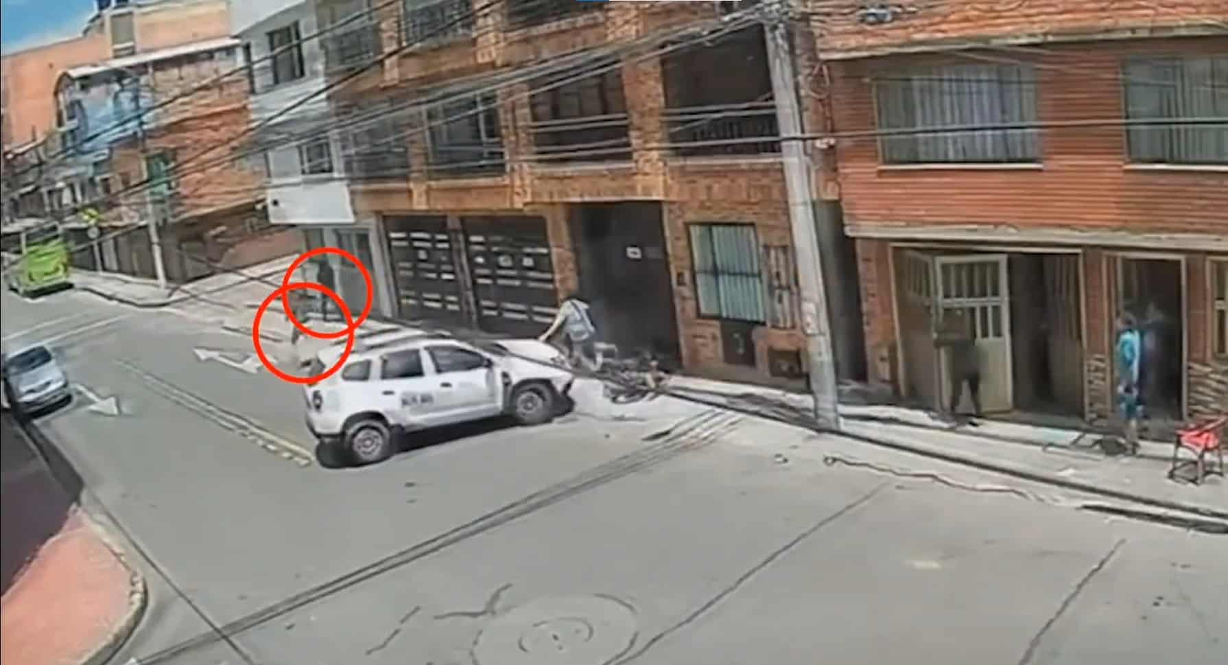 Video captó a hombre que arrolló a dos presuntos fleteros tras robo de $30 millones a adulto mayor