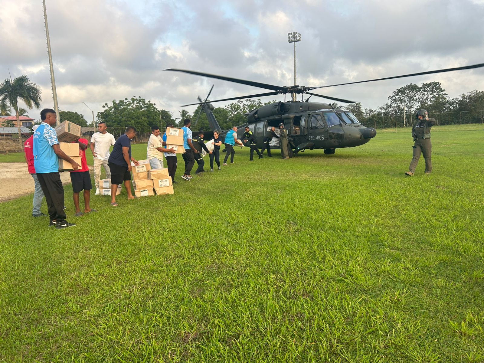 La Armada Nacional entrega ayudas humanitarias en Murindó y Vigía del Fuerte