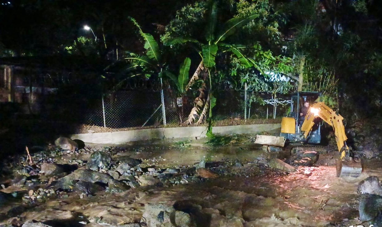 Autoridades en Copacabana evalúan los daños por desbordamiento de quebrada La Chuscala