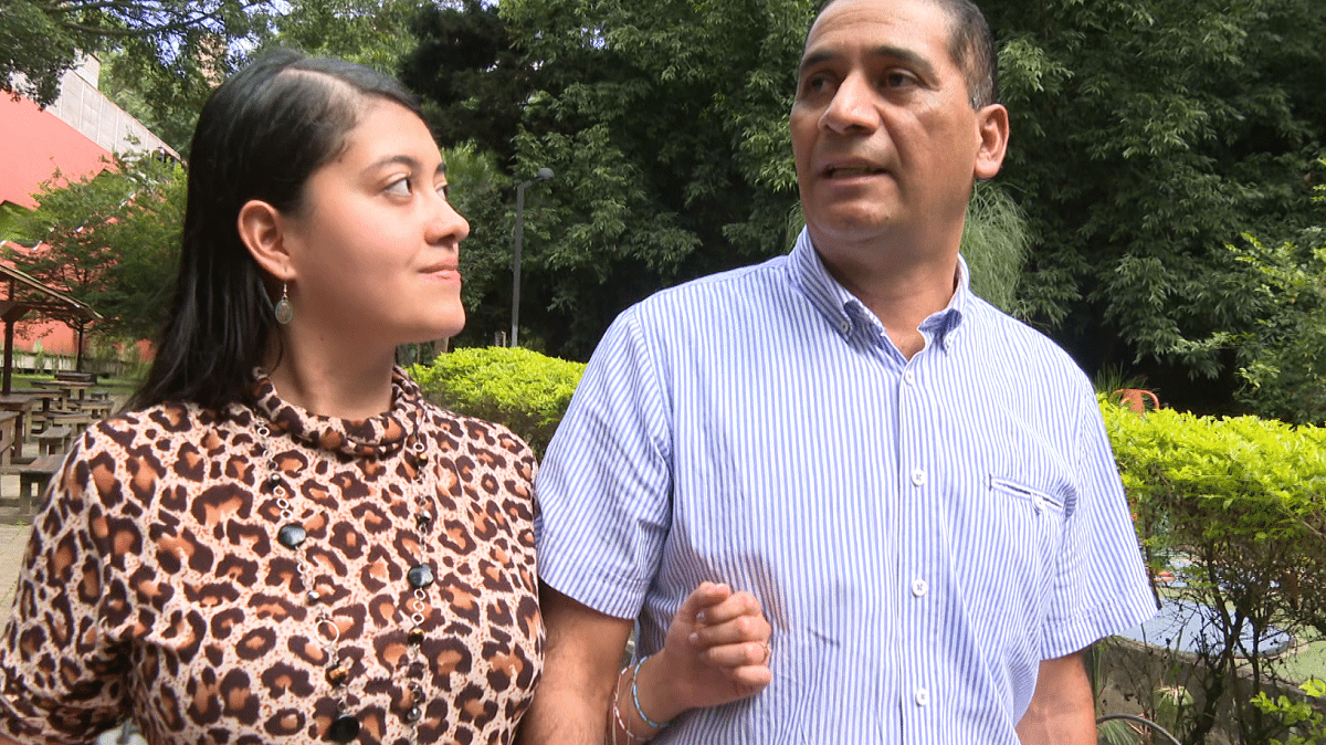 La emotiva graduación de Andrea y su padre