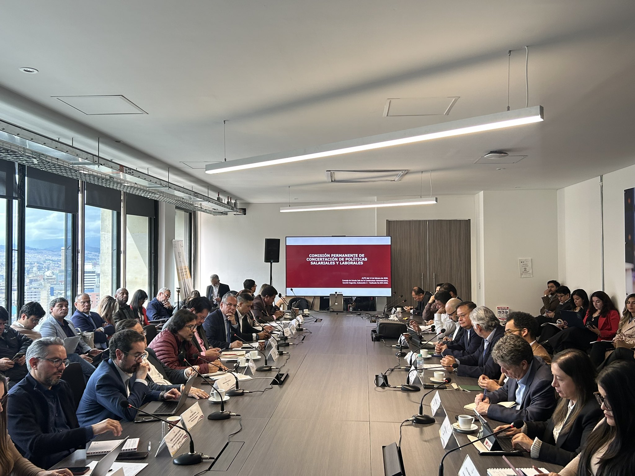 Aumento de 23,7 % del salario mínimo 2026 recibió respaldo en la Mesa de Concertación Laboral