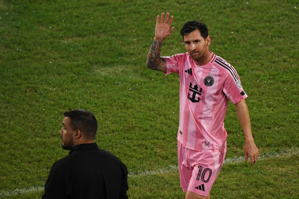 Messi dejó plasmada su firma en el bus de Bolivariano que lo trajo a Medellín