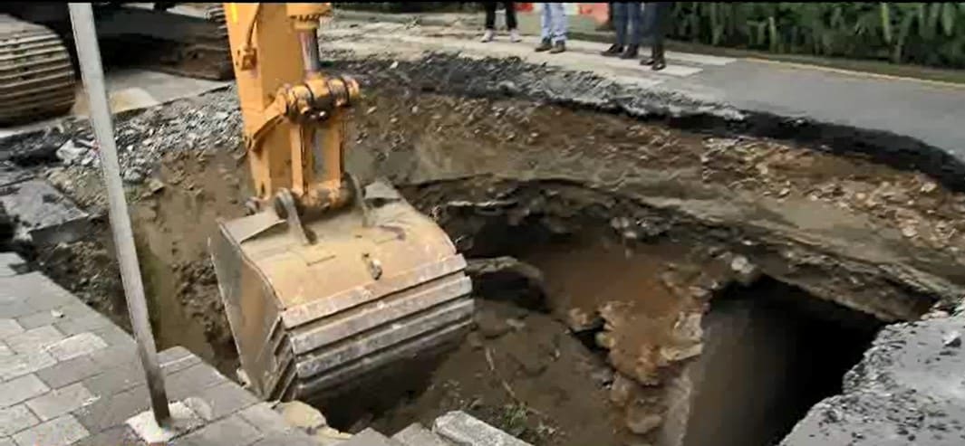 Cierre de la avenida El Poblado por socavación tras fuertes lluvias