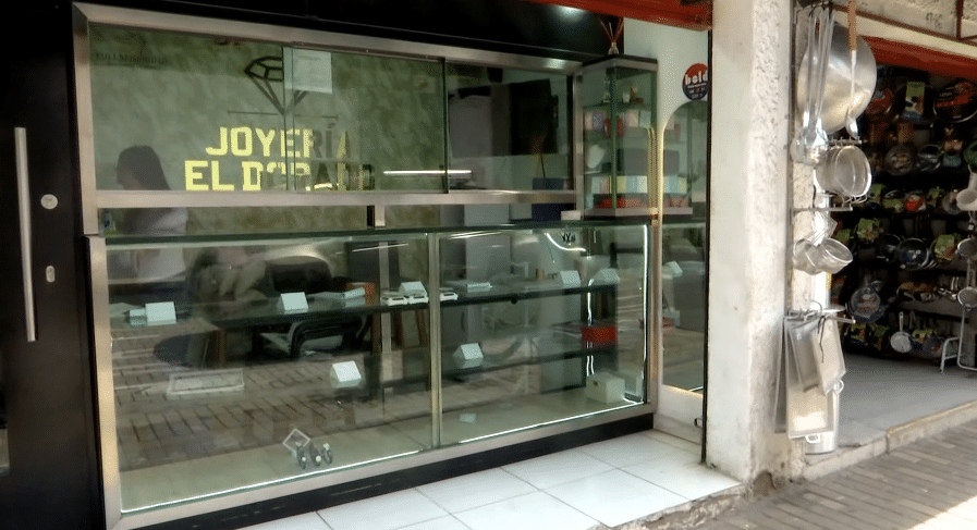 ¡Atravesaron las paredes! Roban cinco locales comerciales en Rionegro entre ellos una joyería