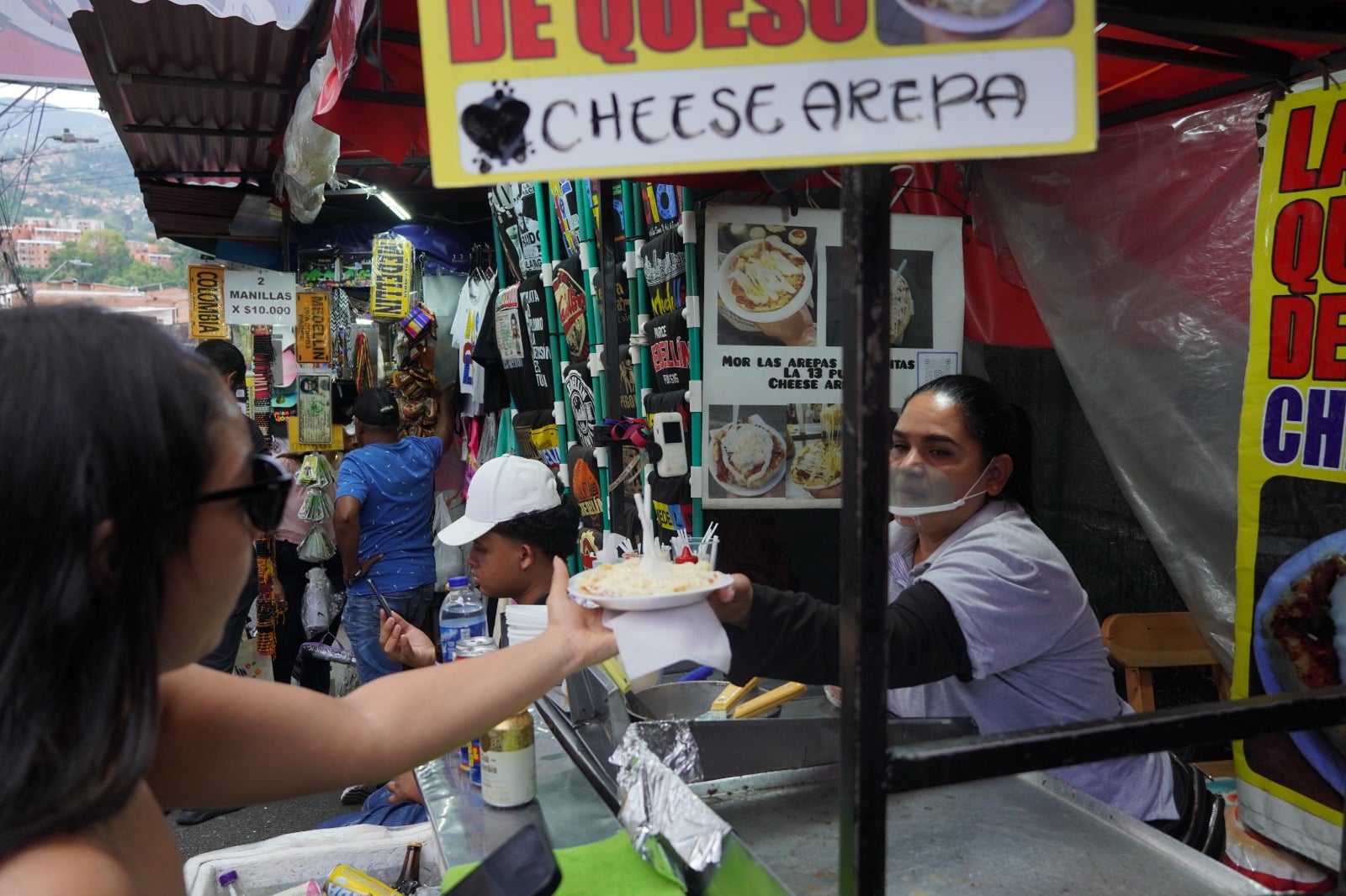 Comerciantes de la comuna 13 se forman para mejorar la atención de sus servicios
