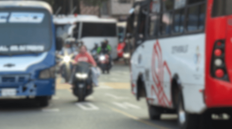 La comunidad del barrio Enciso en Medellín solicita un semáforo ante un cruce peligroso