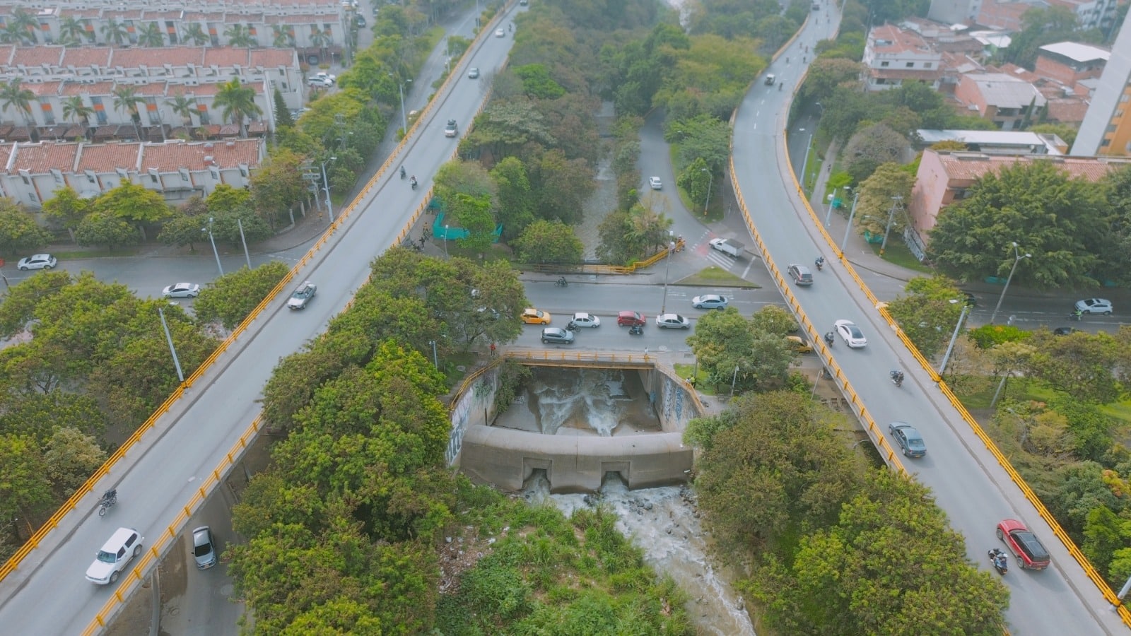 Construcción de un nuevo puente en la avenida 80 sobre la quebrada La Iguaná