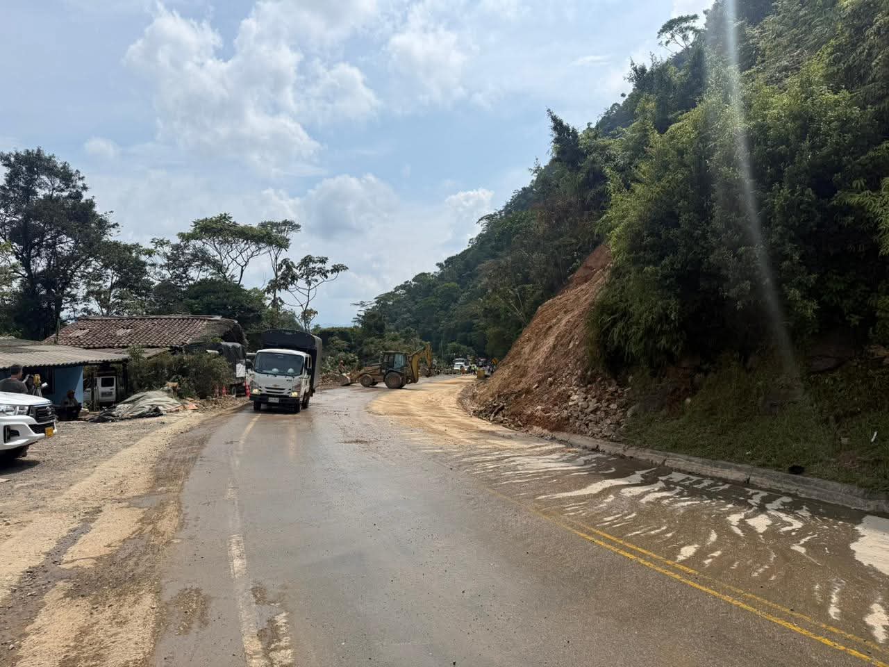 Reabren la vía Medellín-Bogotá tras siete días de cierre por deslizamiento