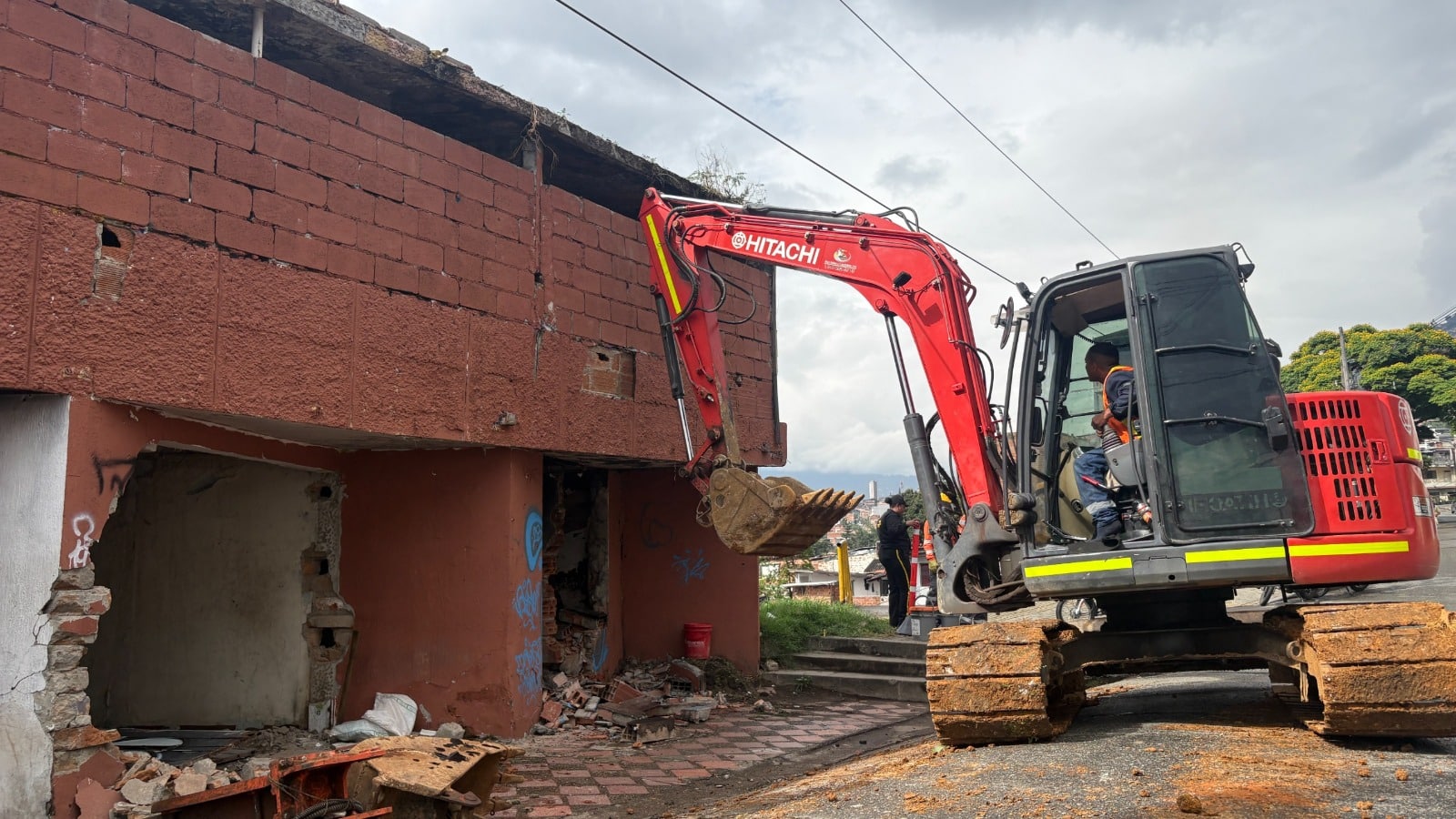 Demolida vivienda utilizada para el tráfico de drogas en Medellín