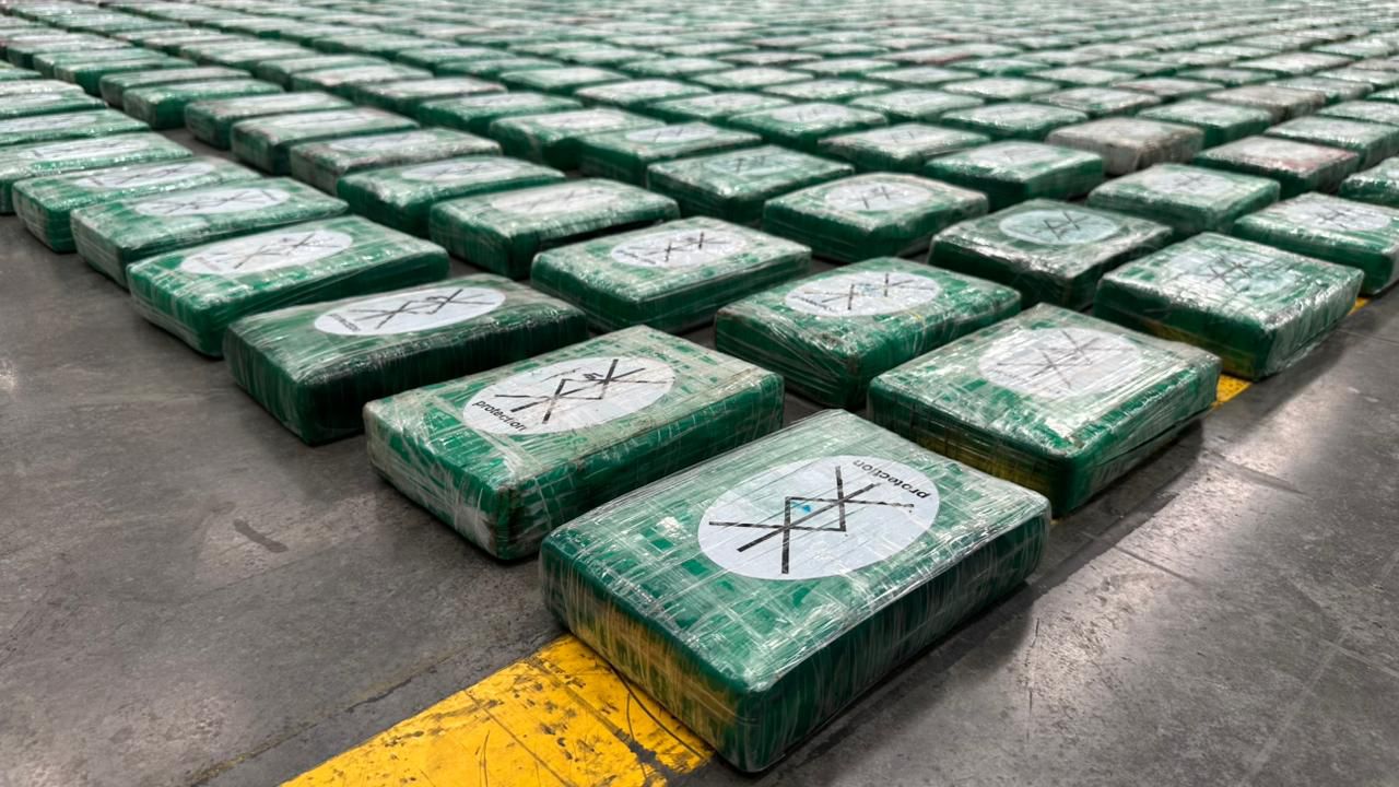 Incautan cuatro toneladas de cocaína que estaba camuflada en paquetes de 'Platanitos'