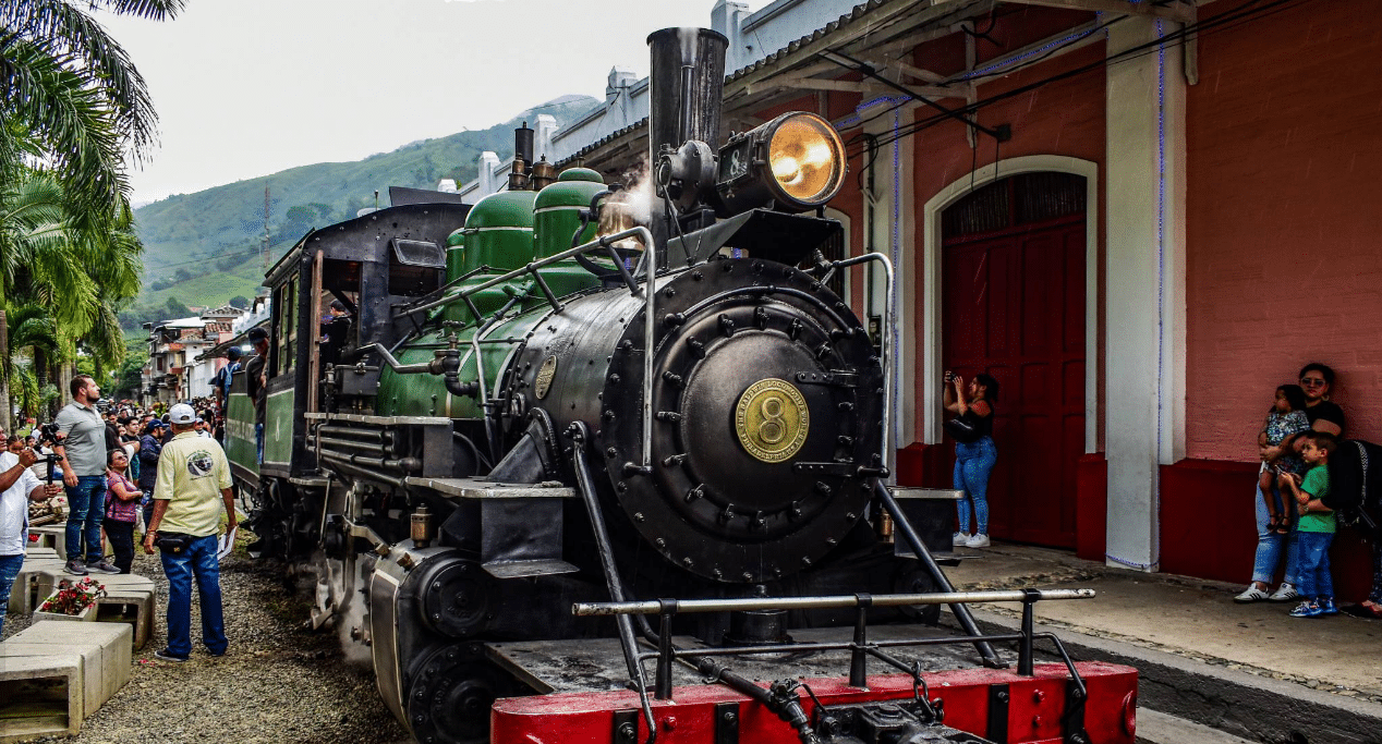 Cisneros celebra el regreso de una locomotora histórica