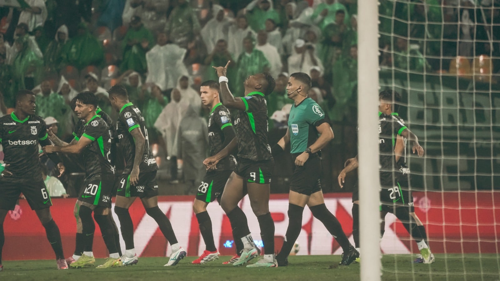 Atlético Nacional se impone a Internacional con un contundente 3-0