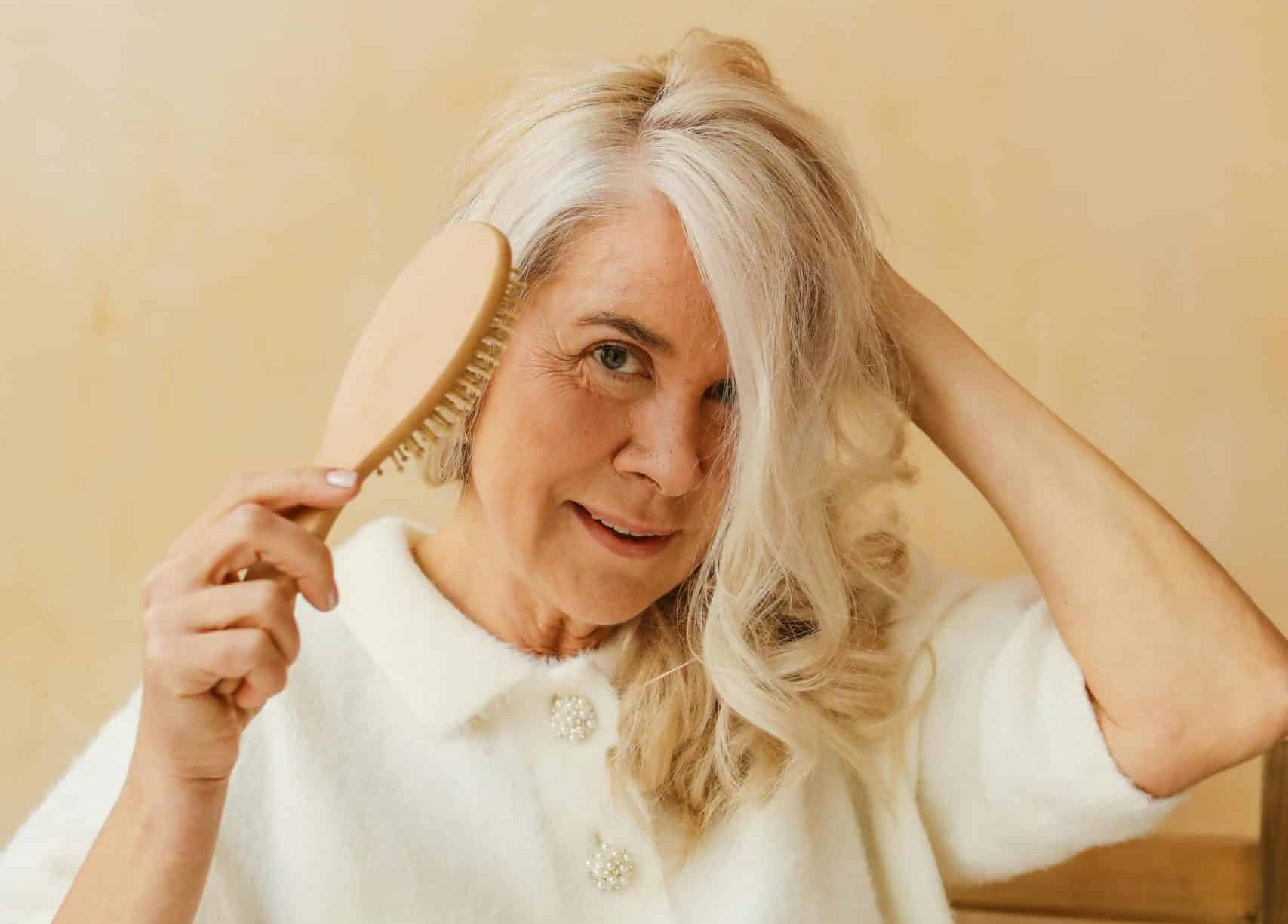 ¿Por qué aparecen las canas? Científicos identifican un mecanismo clave en el cabello