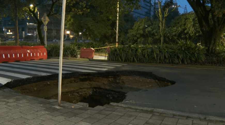 Aumento de huecos y socavaciones en las vías de Medellín por lluvias intensas