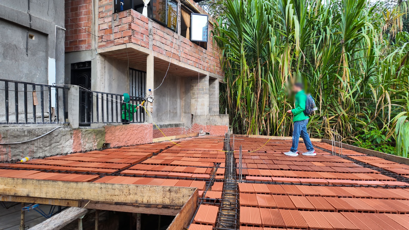 Sellan seis locales comerciales y ordenan suspender obras en el Cerro de las Tres Cruces