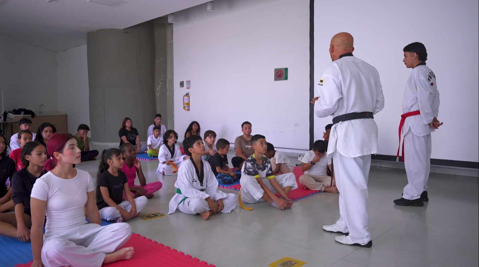 ¿Sus niños quieren practicar taekwondo en Medellín? La fundación Kio les ayuda a hacerlo