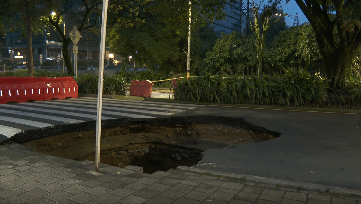 Tras socavación, arreglo en la avenida El Poblado tardaría días