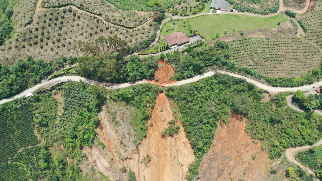 Vía entre Concordia y Betulia permanece cerrada debido a la pérdida de la banca