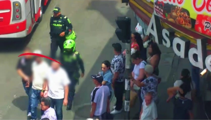Caen tres falsos agentes de la Sijín tras robar a dos jóvenes en el centro de Medellín