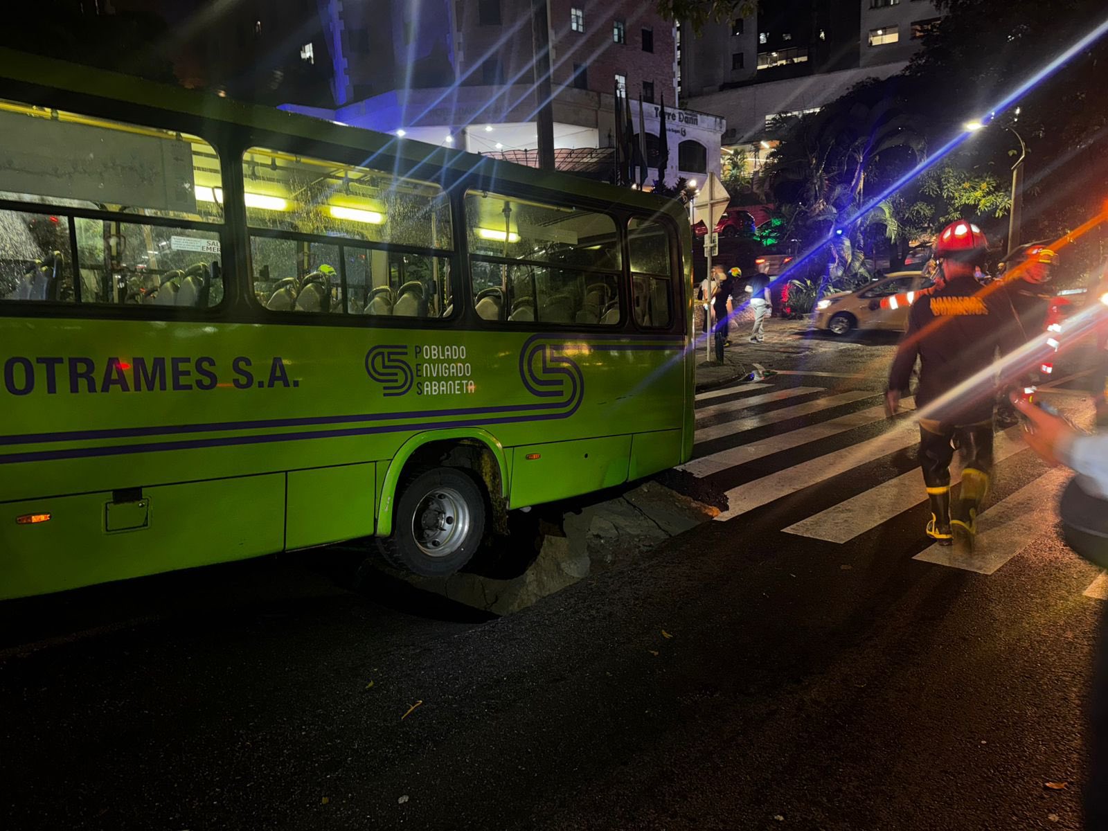 Cierre de la avenida El Poblado por socavación tras fuertes lluvias